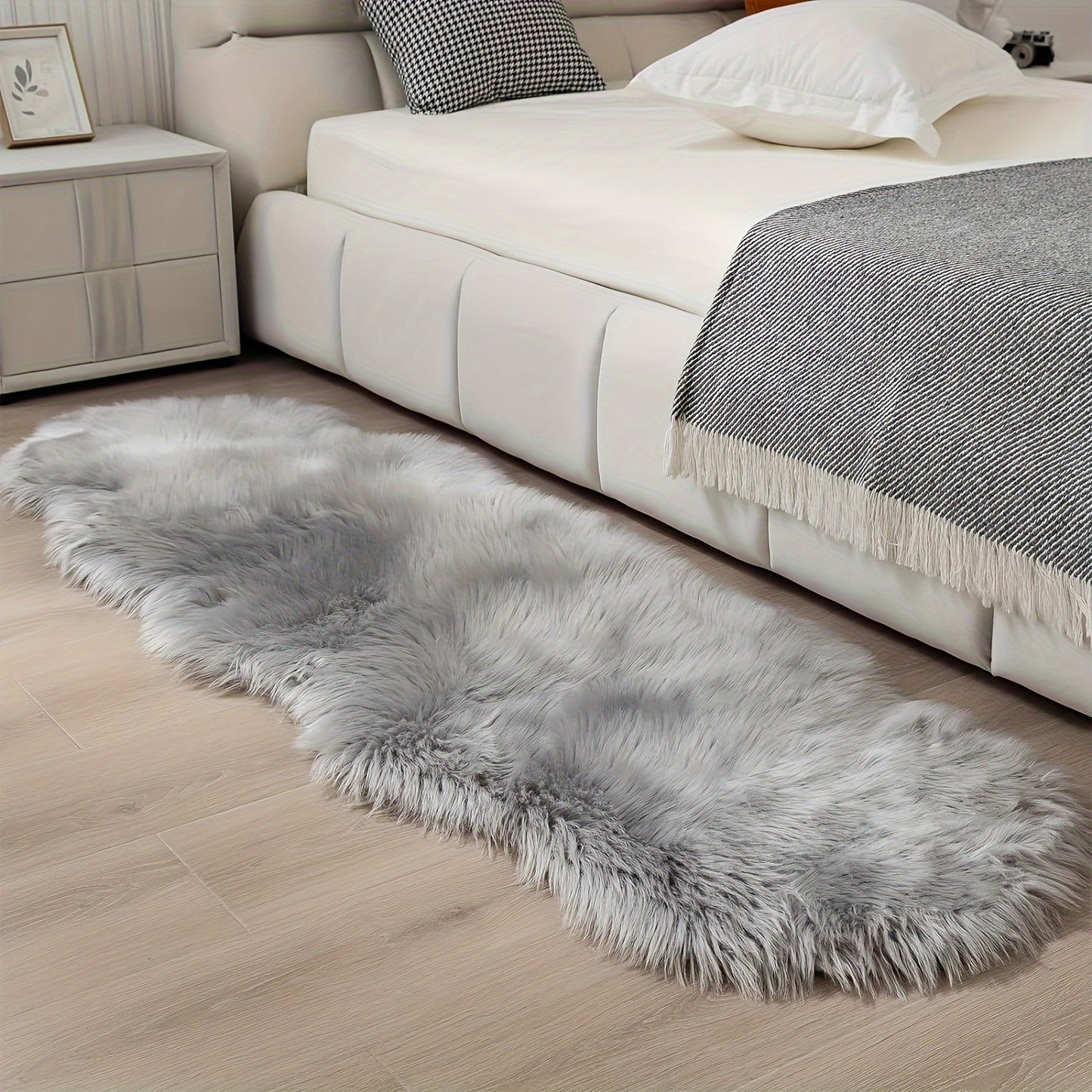 1pc Soft and Fluffy Sheepskin Carpet - Non-slip Artificial Fur Carpet for Bedroom, Living Room and Game Room - Washable and Durable - Very Suitable for Home Decoration and Dormitory