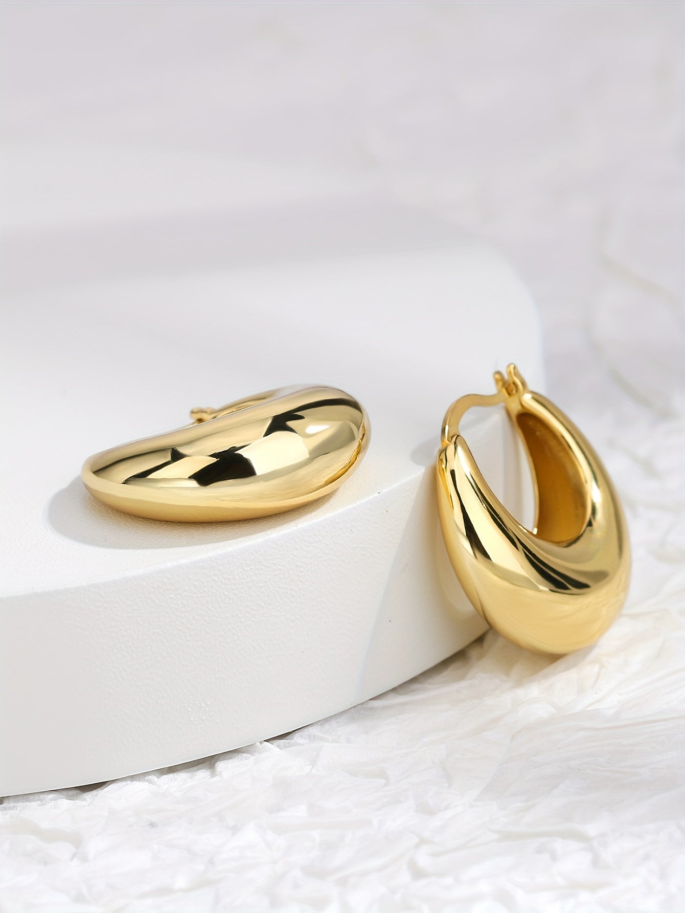 1 Pair Charm-In Elegant Hoop Earrings, 18K Golden Plated Copper, Fashionable Daily & Gift Wear, Valentine'S Day Suitable, All-Season Accessory