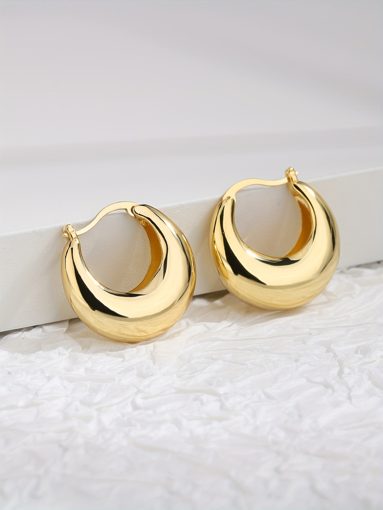 1 Pair Charm-In Elegant Hoop Earrings, 18K Golden Plated Copper, Fashionable Daily & Gift Wear, Valentine'S Day Suitable, All-Season Accessory